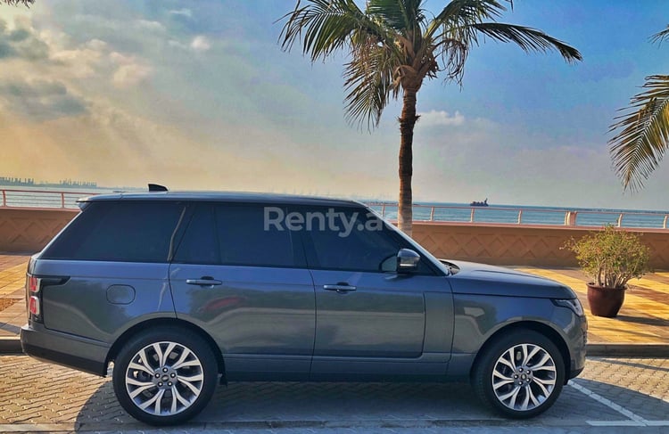 Grigio Scuro Range Rover Vogue in affitto a Abu-Dhabi 2