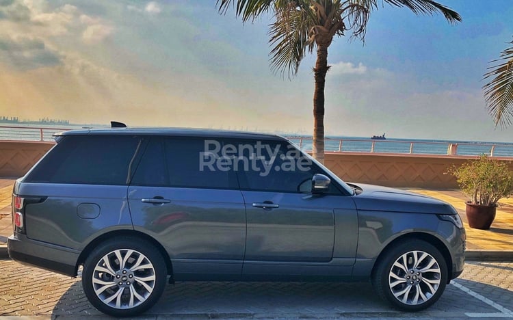 Grigio Scuro Range Rover Vogue in affitto a Sharjah