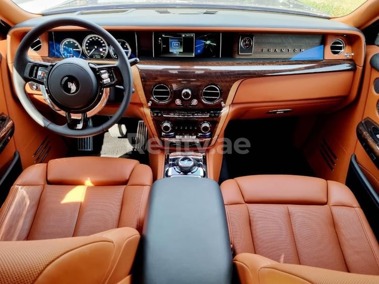 رمادي غامق Rolls-Royce Phantom للإيجار في دبي 4