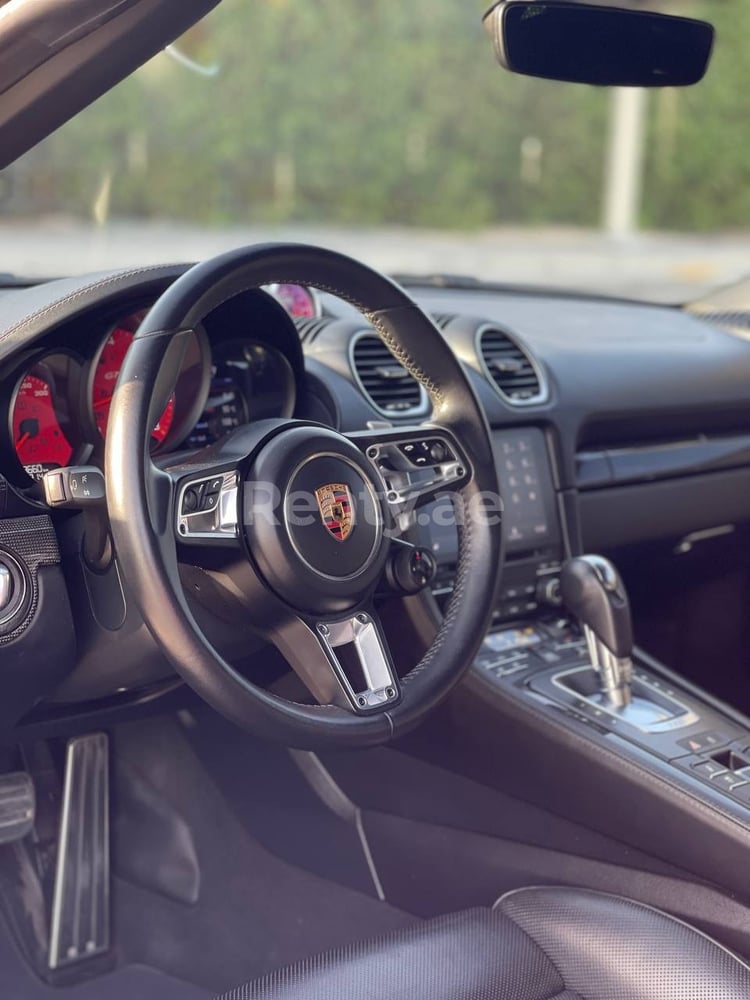 Rojo oscuro Porsche Boxster GTS en alquiler en Abu-Dhabi 3