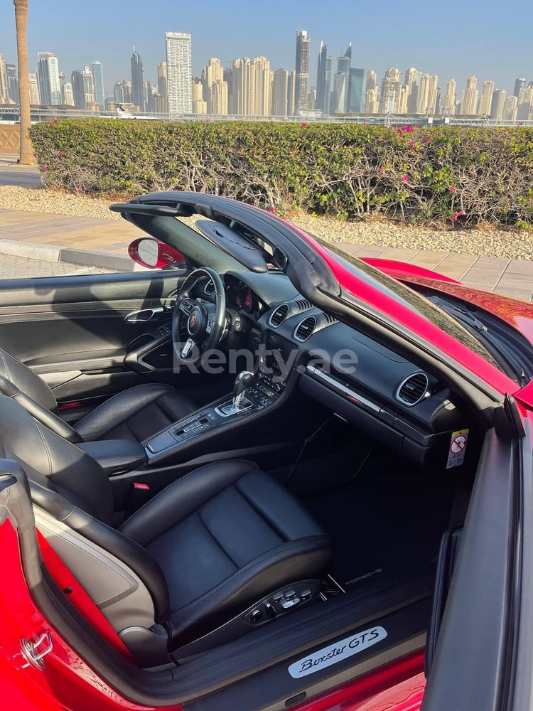 Dunkelrot Porsche Boxster GTS zur Miete in Abu-Dhabi 4