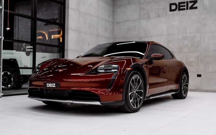 Dunkelrot Porsche Taycan Cross Turismo 4 zur Miete in Dubai