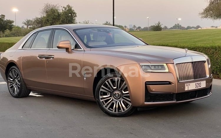 Braun Rolls Royce Ghost zur Miete in Abu-Dhabi