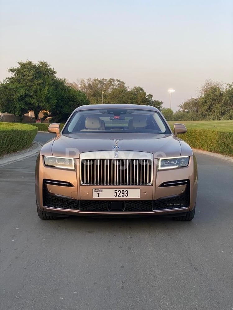 Brun Rolls Royce Ghost en location à Dubai 3