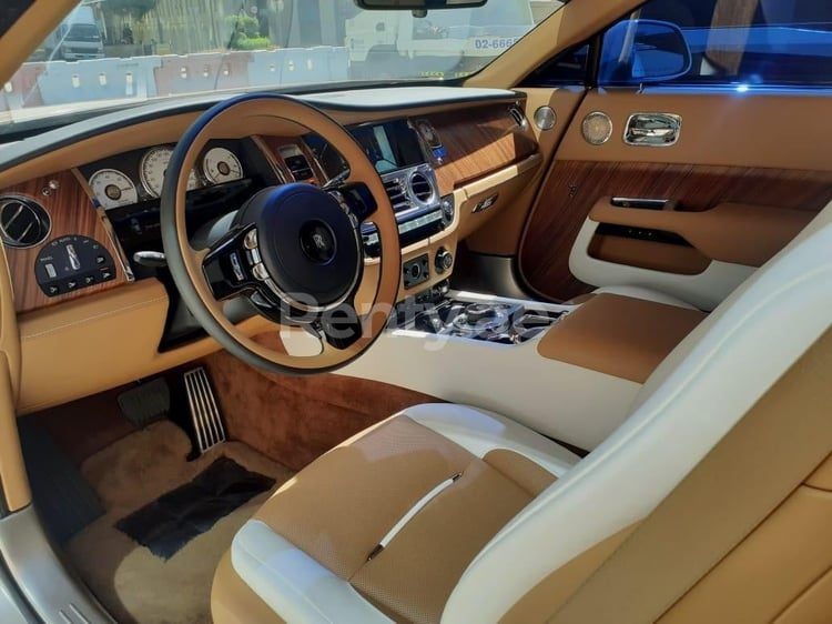 Gold Rolls Royce Wraith zur Miete in Sharjah 3