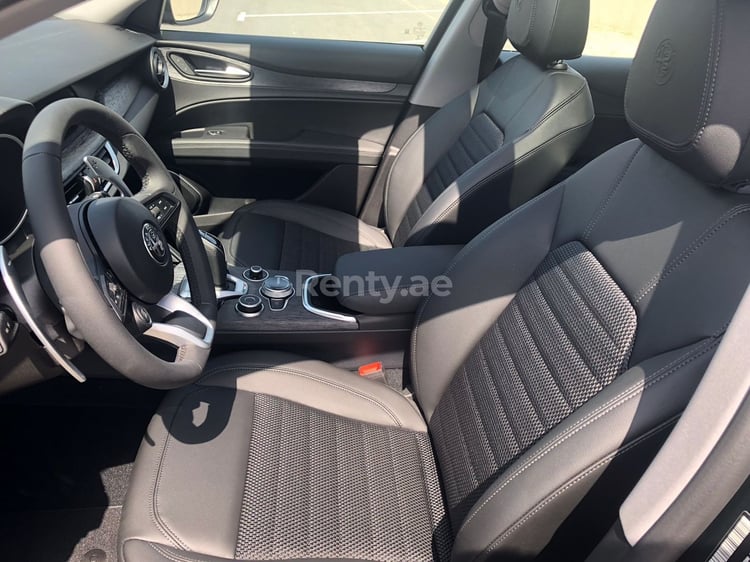 Grün Alfa Romeo Stelvio zur Miete in Dubai 1