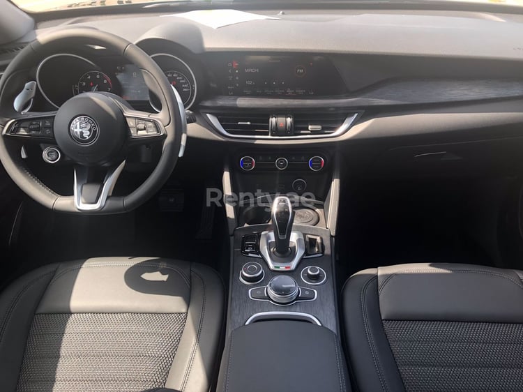 أخضر Alfa Romeo Stelvio للإيجار في أبو ظبي 3