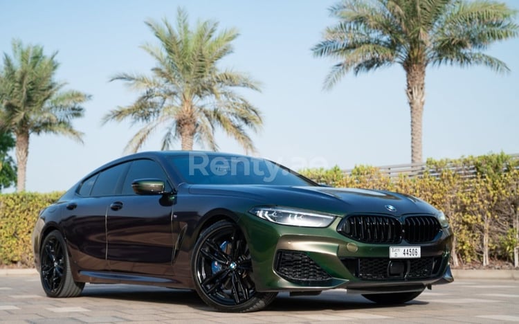 Verte BMW 840 Grand Coupe en location à Sharjah