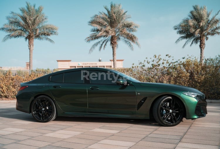 أخضر BMW 840 Grand Coupe للإيجار في أبو ظبي 0