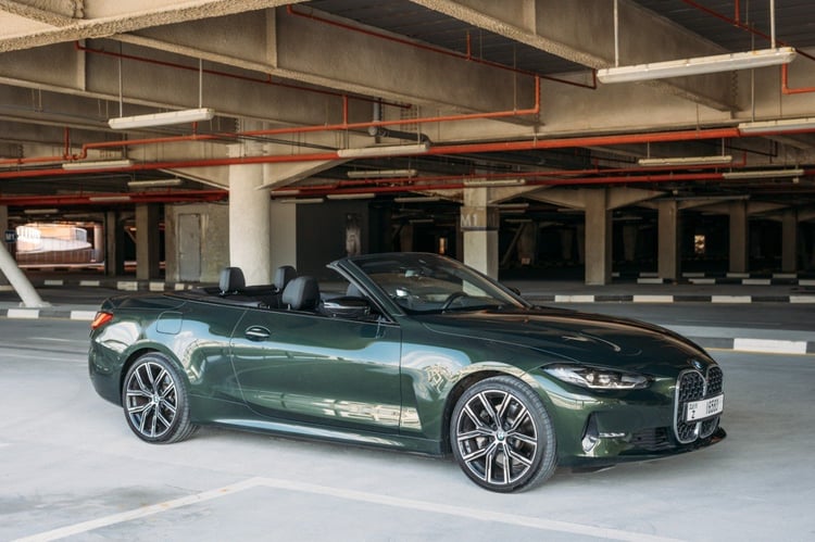 verde BMW 430i cabrio in affitto a Sharjah 1