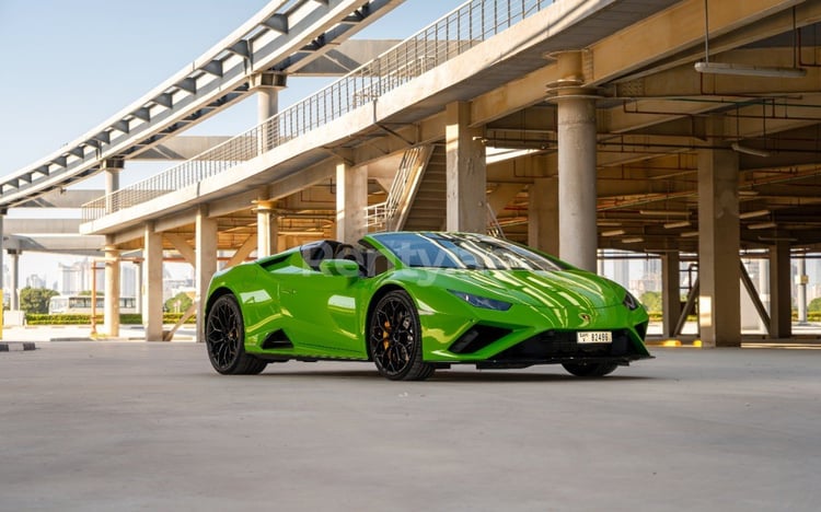 Verte Lamborghini Evo Spyder en location à Sharjah 0