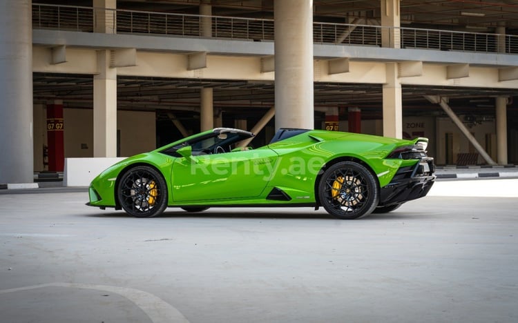 verde Lamborghini Evo Spyder in affitto a Abu-Dhabi 2