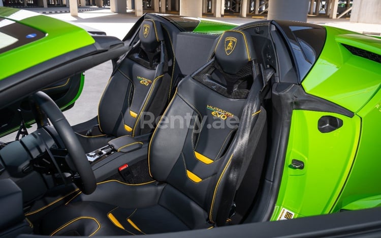 在沙迦租赁绿色 Lamborghini Evo Spyder 3