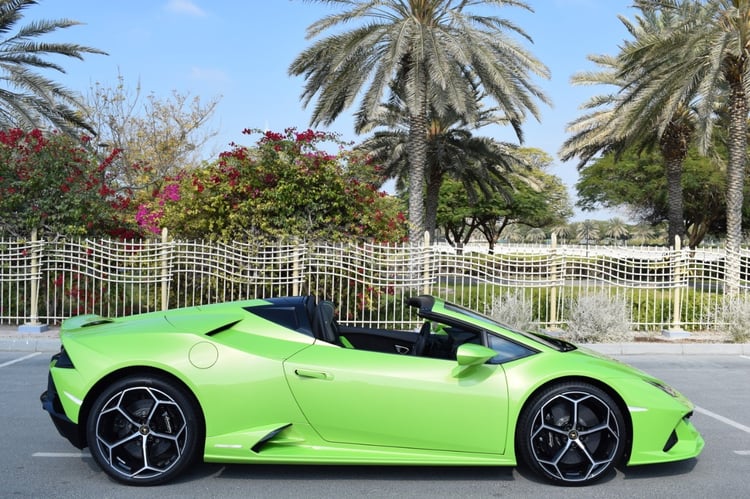 Grün Lamborghini Evo Spyder zur Miete in Dubai 1