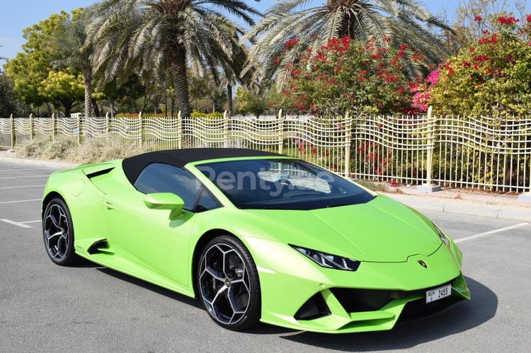 Verte Lamborghini Evo Spyder en location à Dubai 3