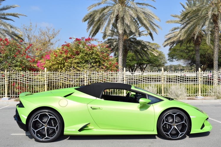 Verde Lamborghini Evo Spyder en alquiler en Dubai 4