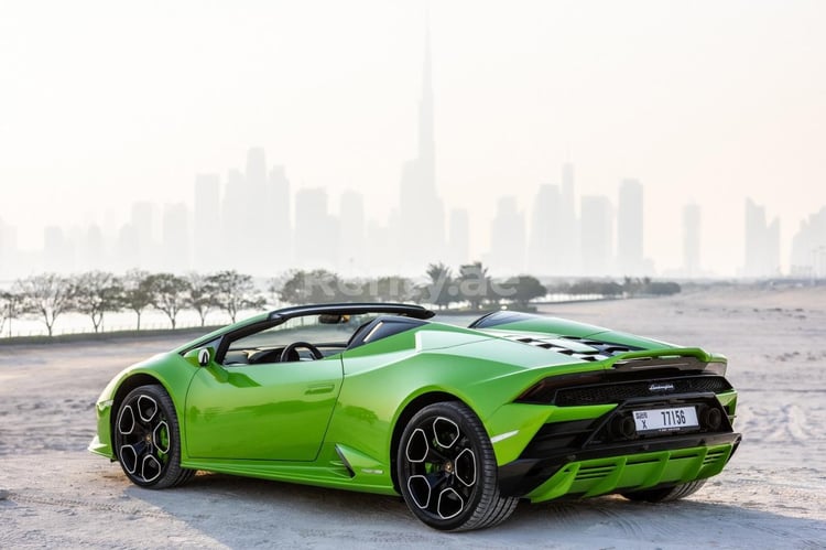 verde Lamborghini Evo Spyder in affitto a Dubai 2