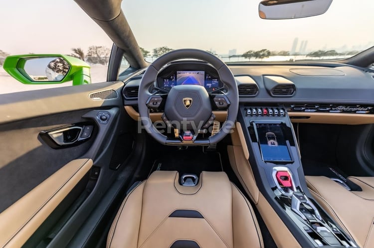 Grün Lamborghini Evo Spyder zur Miete in Dubai 3