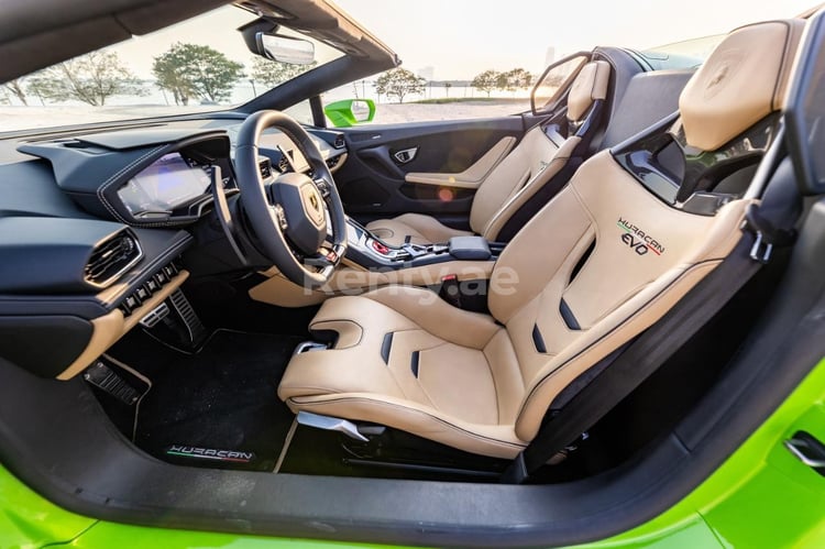 verde Lamborghini Evo Spyder in affitto a Dubai 5