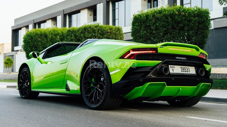 Verte Lamborghini Evo Spyder en location à Dubai 0