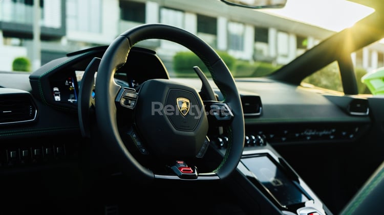 verde Lamborghini Evo Spyder in affitto a Dubai 2