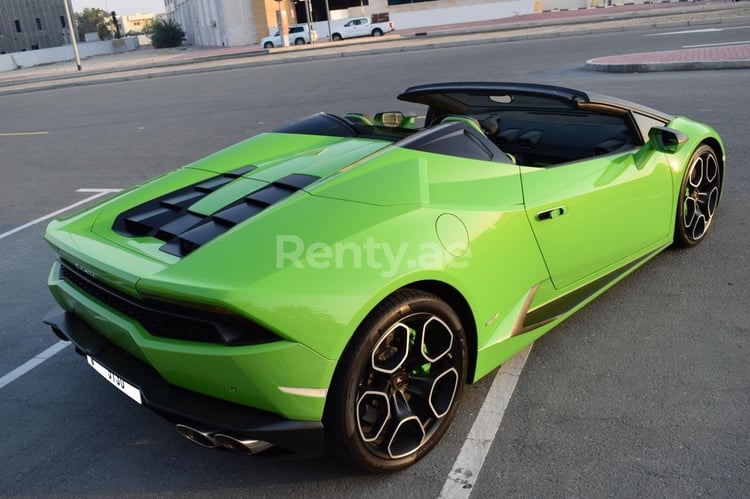 Verte Lamborghini Huracan Spider en location à Dubai 0