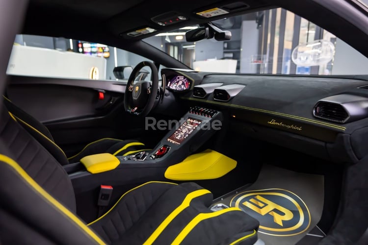 verde Lamborghini Huracan STO in affitto a Dubai 2