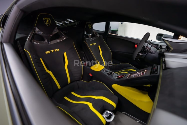 أخضر Lamborghini Huracan STO للإيجار في أبو ظبي 3