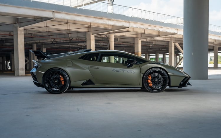 在迪拜租赁绿色 Lamborghini Huracan STO 1