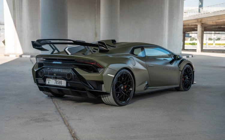 أخضر Lamborghini Huracan STO للإيجار في دبي 2