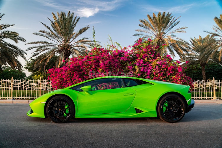 verde Lamborghini Huracan in affitto a Dubai 2