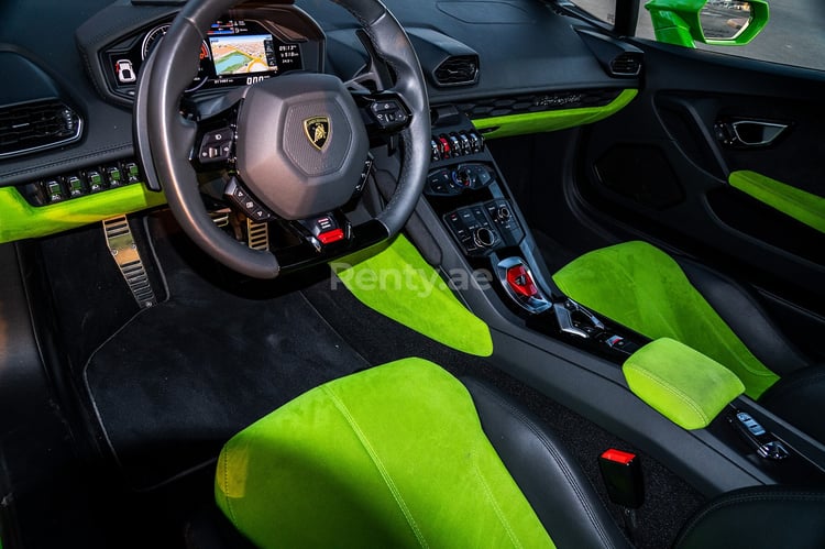 verde Lamborghini Huracan in affitto a Dubai 3