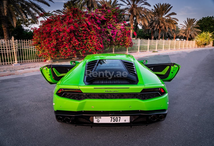 Verte Lamborghini Huracan en location à Dubai 5