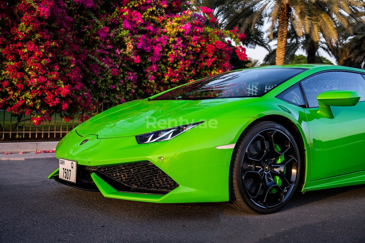 Grün Lamborghini Huracan zur Miete in Dubai 6