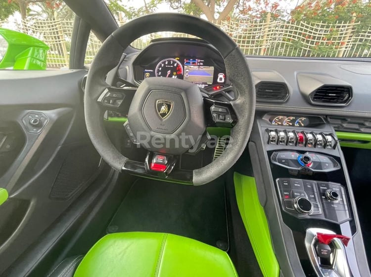 verde Lamborghini Huracan in affitto a Dubai 0