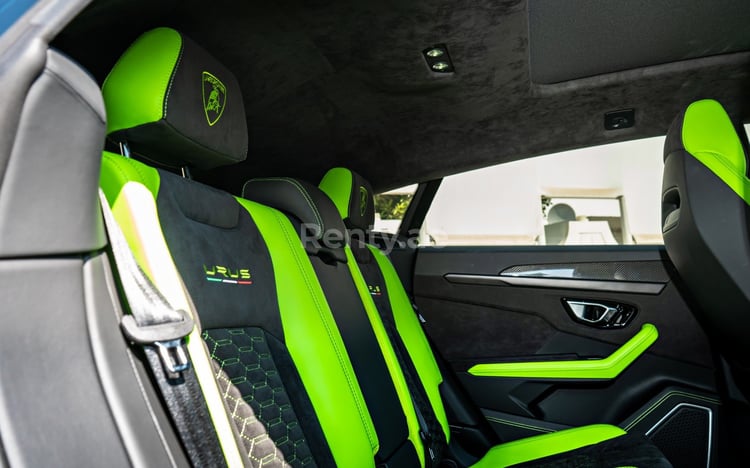 verde Lamborghini Urus Capsule in affitto a Dubai 4