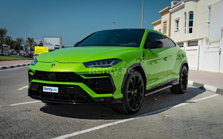 verde Lamborghini Urus Capsule in affitto a Dubai