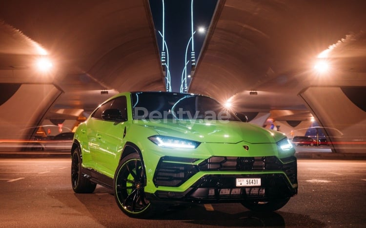 verde Lamborghini Urus Capsule in affitto a Abu-Dhabi