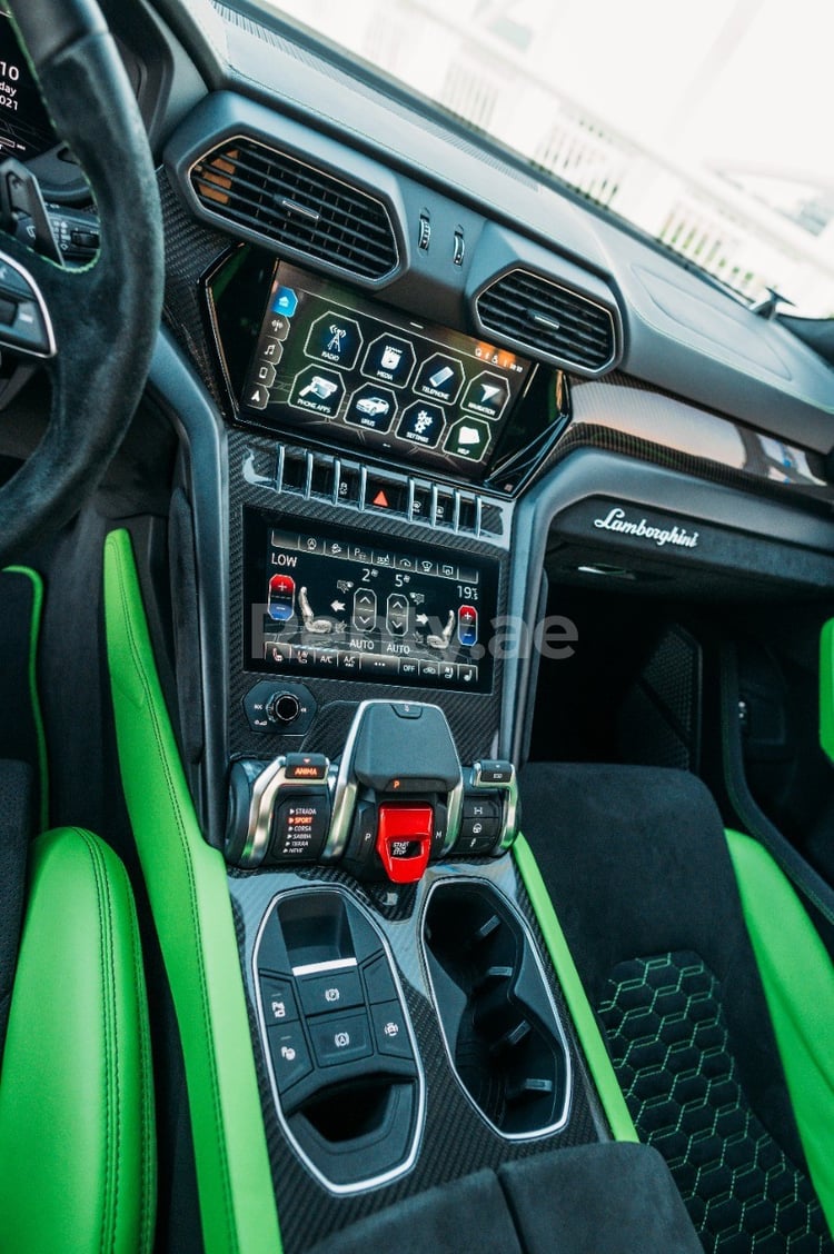 verde Lamborghini Urus Capsule in affitto a Dubai 2