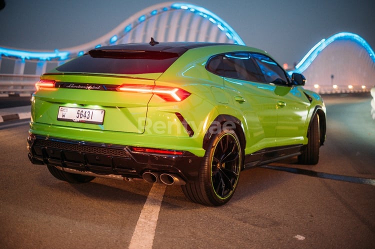 在迪拜租赁绿色 Lamborghini Urus Capsule 3