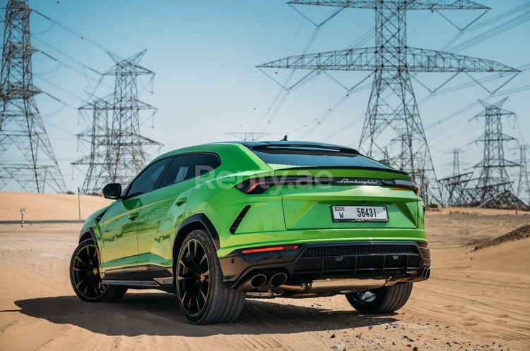 Verde Lamborghini Urus Capsule en alquiler en Dubai 6