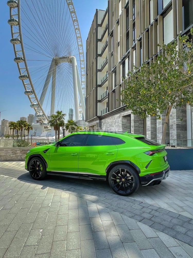 Verde Lamborghini Urus en alquiler en Dubai 1