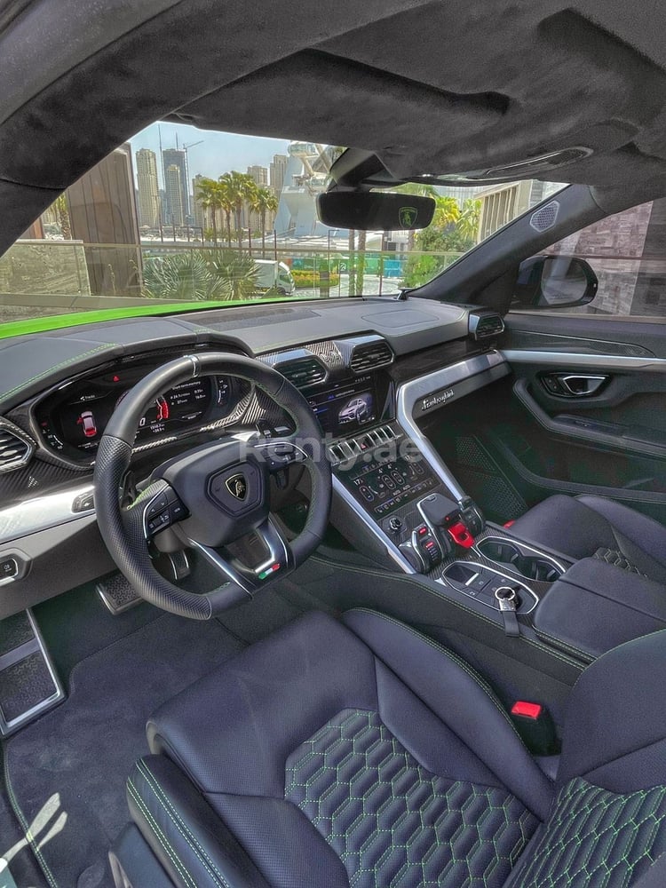 Verde Lamborghini Urus en alquiler en Dubai 3