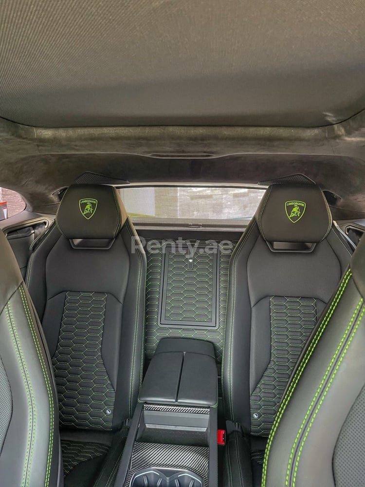 Verde Lamborghini Urus en alquiler en Abu-Dhabi 5