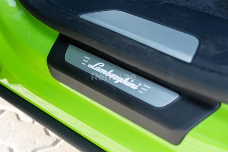 Verde Lamborghini Urus en alquiler en Abu-Dhabi 0