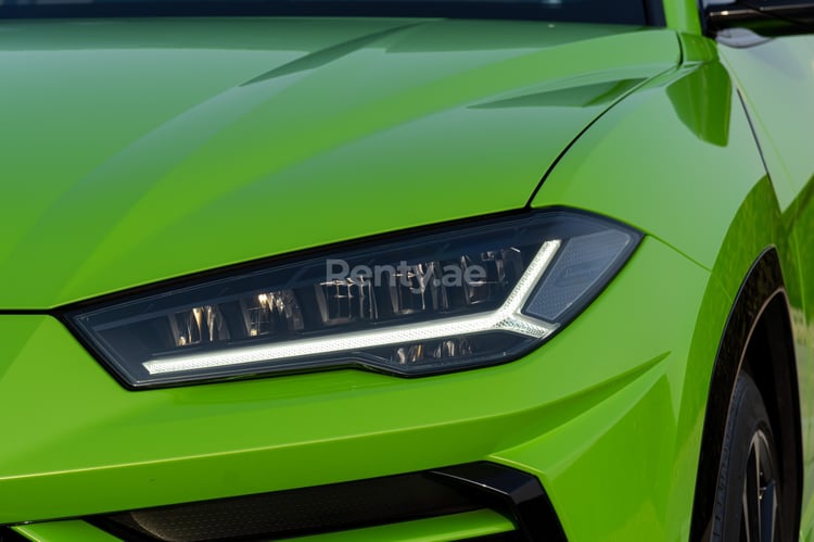 Verde Lamborghini Urus en alquiler en Abu-Dhabi 5