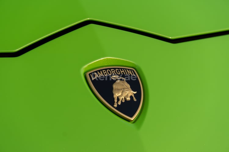 Verde Lamborghini Urus en alquiler en Abu-Dhabi 6