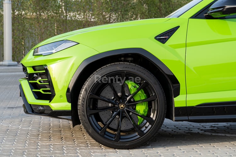 Verde Lamborghini Urus en alquiler en Abu-Dhabi 8