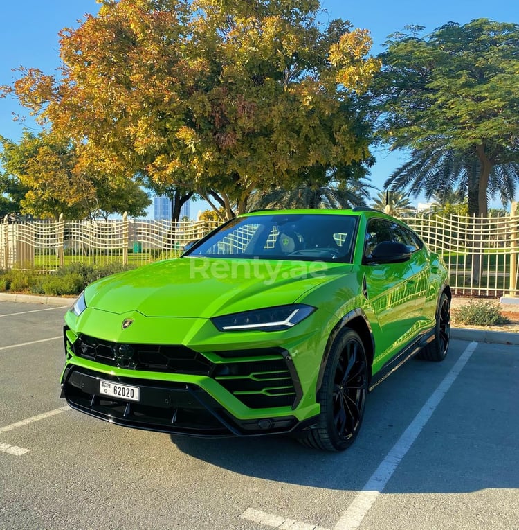 Зеленый Lamborghini Urus в аренду в Абу-Даби 5