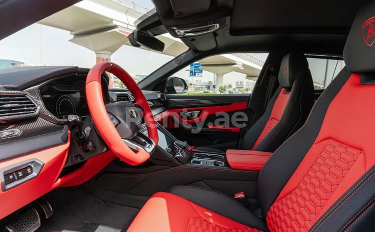 在迪拜租赁灰色 Lamborghini Urus V8TT 0